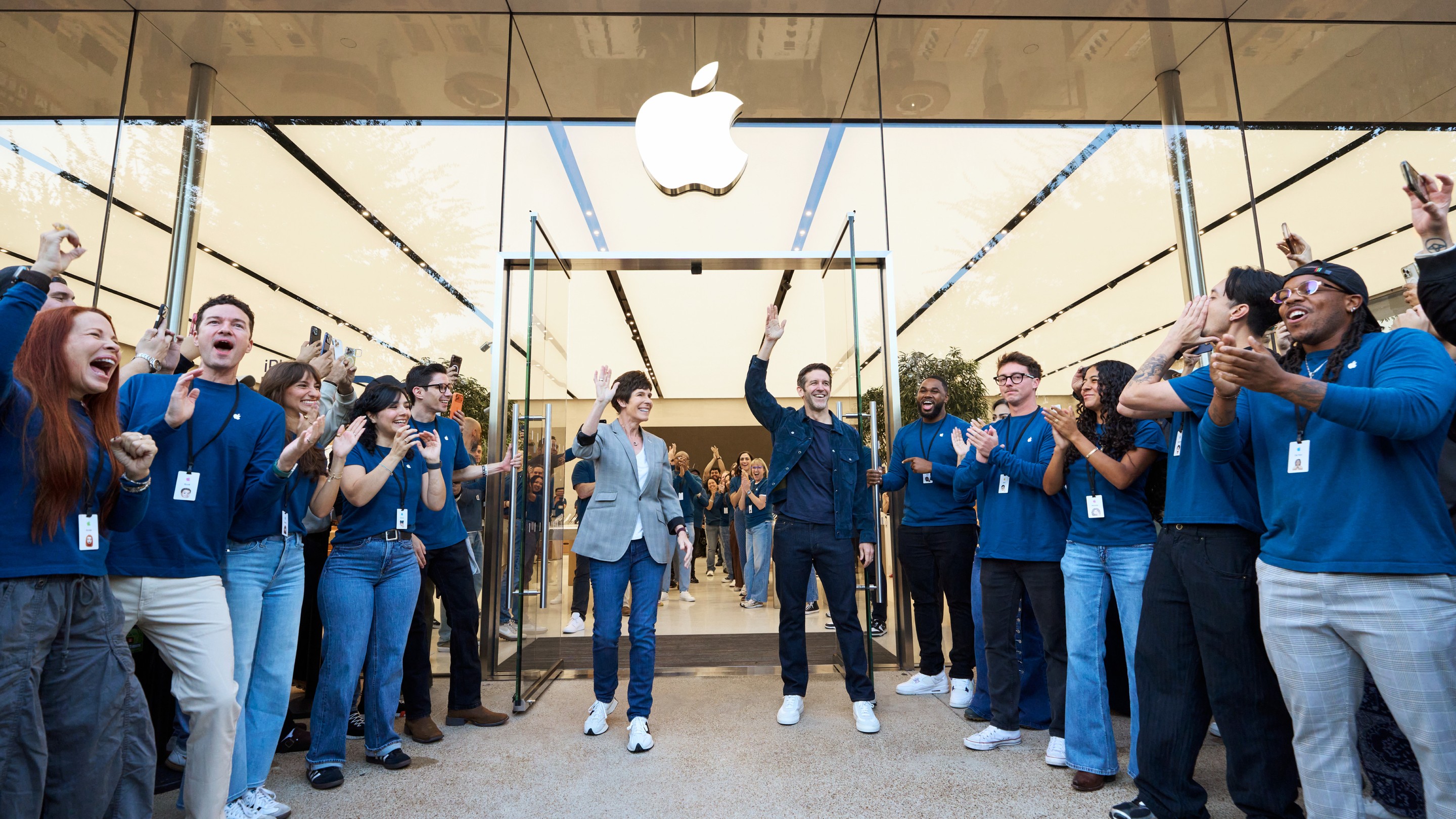 iPhone Duo, 전 세계 Apple Store 매장에서 공식 출시 관련 공식 자료 이미지
