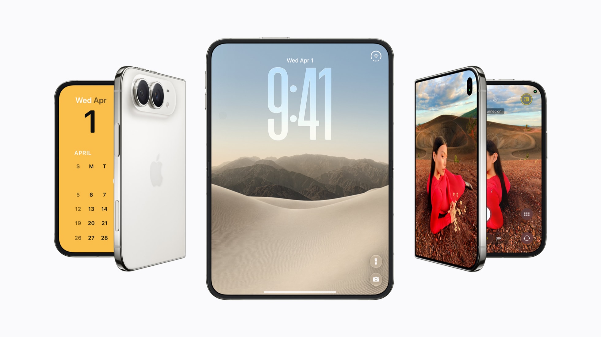 iPhone Duo 기기 세 대가 놓여 있는 모습. 두 대는 접혀 있고, 가운데의 한 대는 펼쳐져 있다.