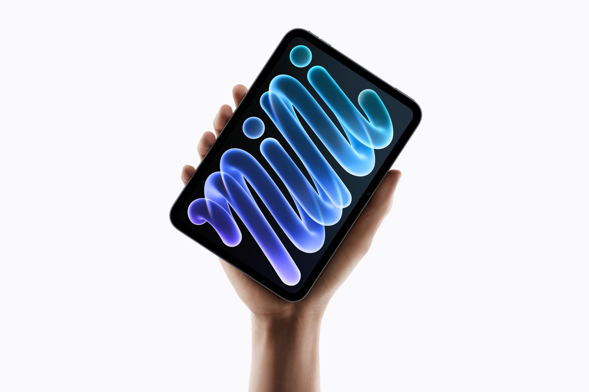 손바닥 위에 놓인 새로운 iPad mini.